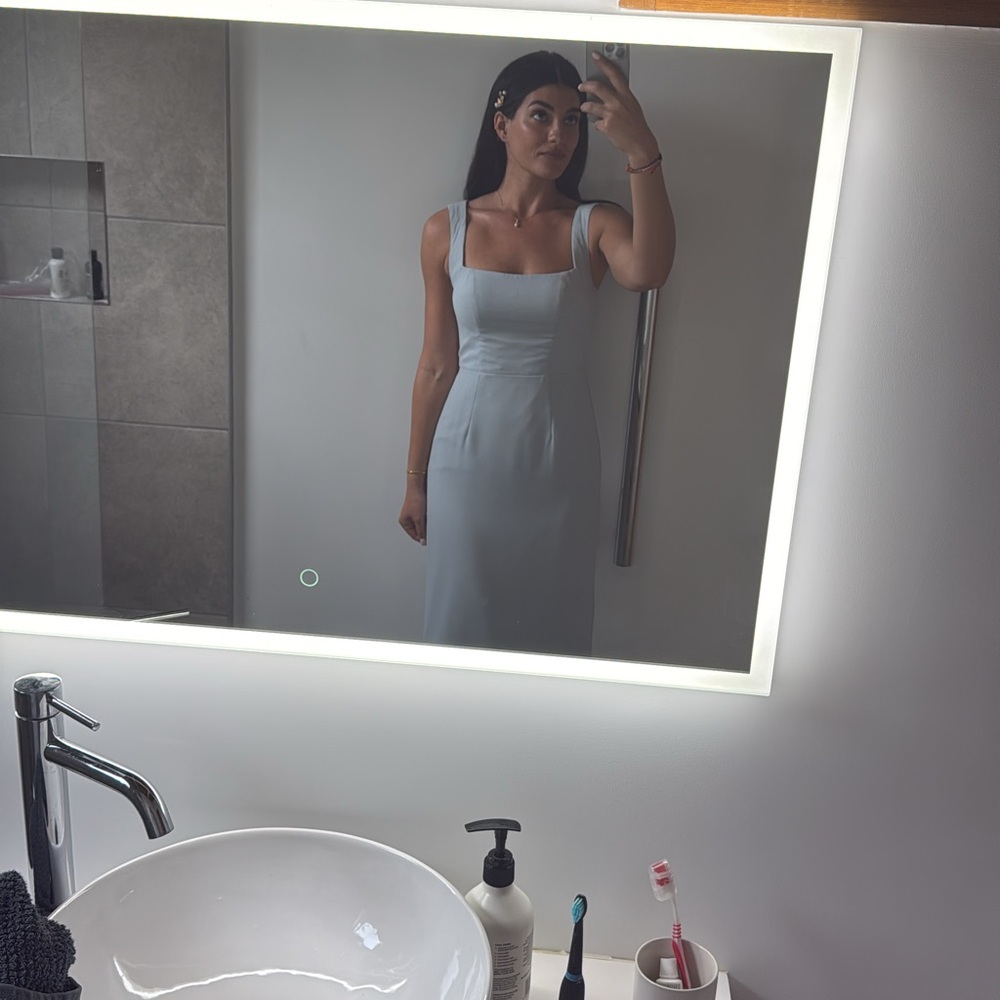 Azazie dress size 2

Worn once . Color in blue